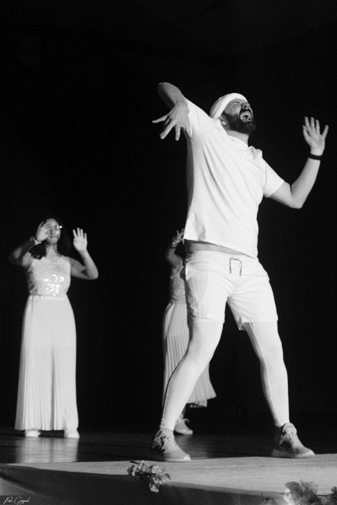 Deux danseurs sur scène en plein mouvement
