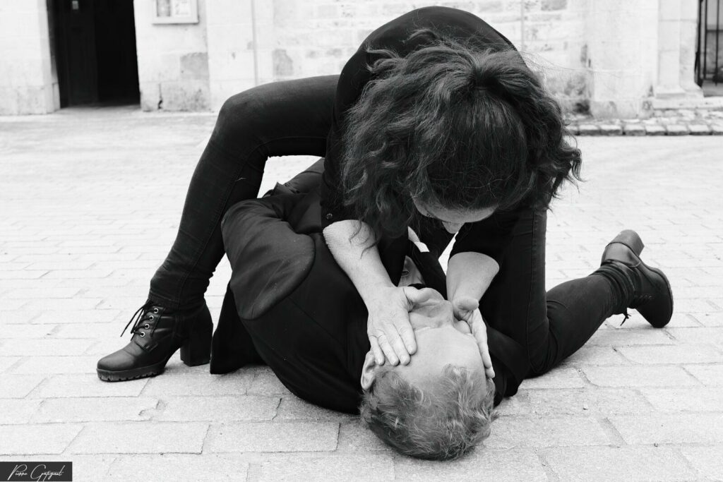Deux personnes au sol dans une pose artistique en noir et blanc