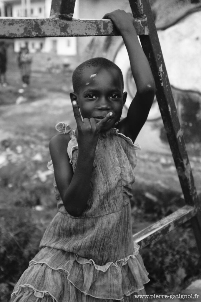 Enfant en robe tenant une structure métallique