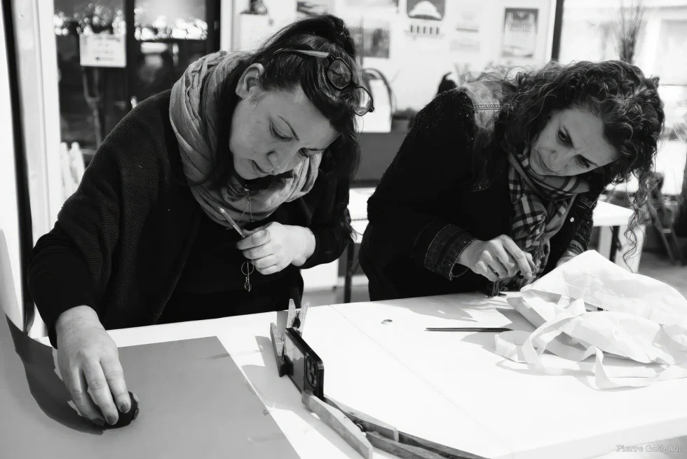 Scène d’atelier stop-motion en noir et blanc
