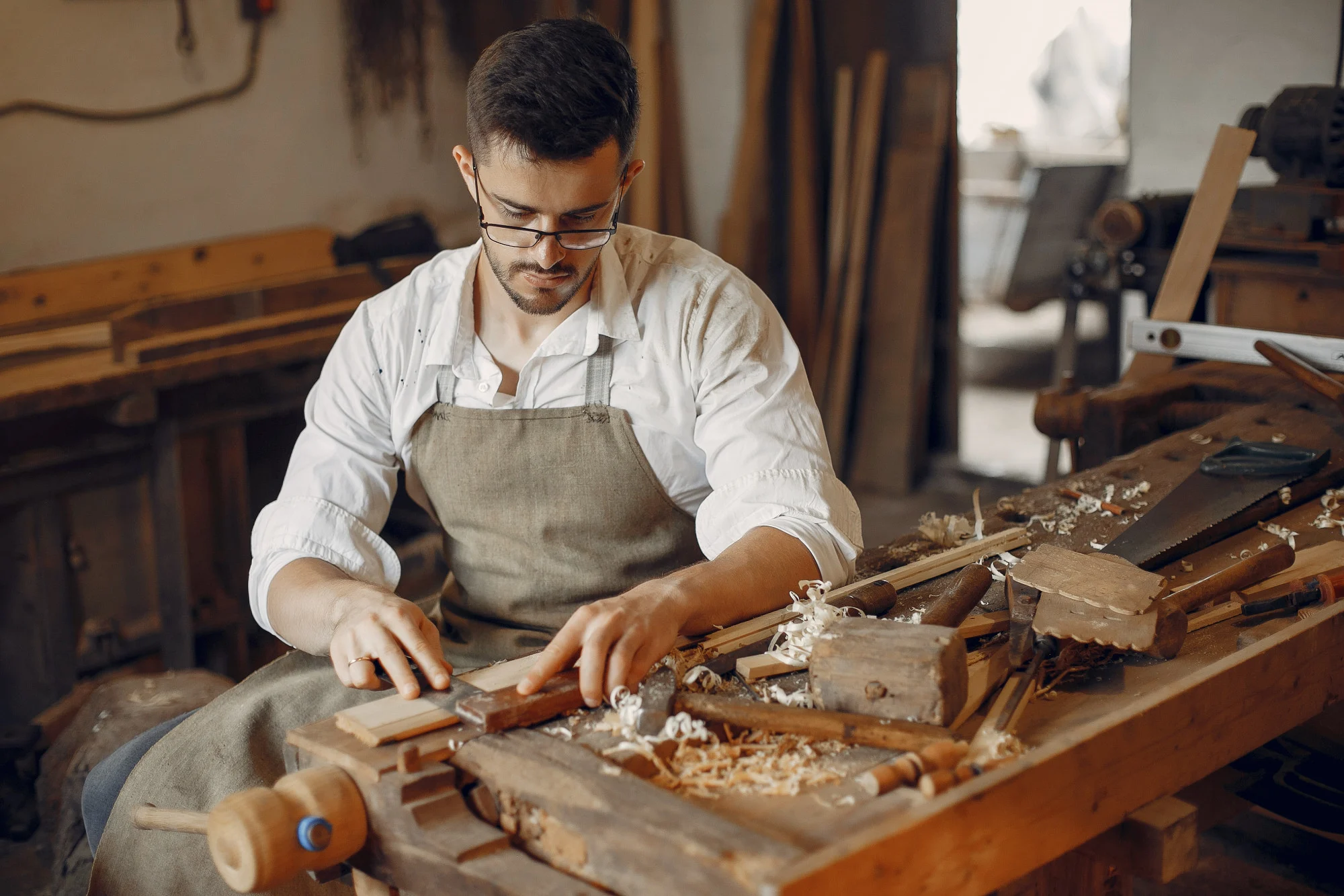 Création de site internet à Vichy pour artisan menuisier Artisan menuisier travaillant le bois dans son atelier