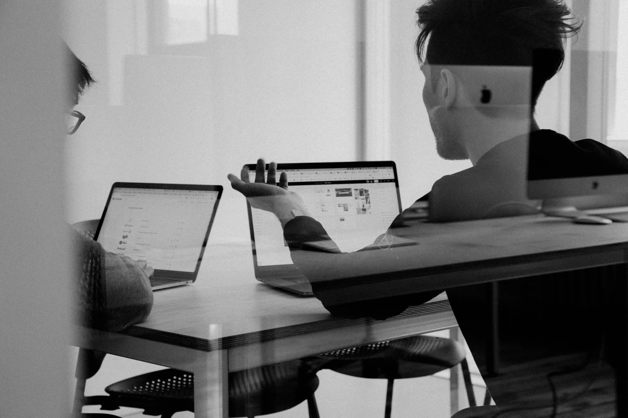 Agence web à Cusset Personne travaillant sur ordinateur en agence web