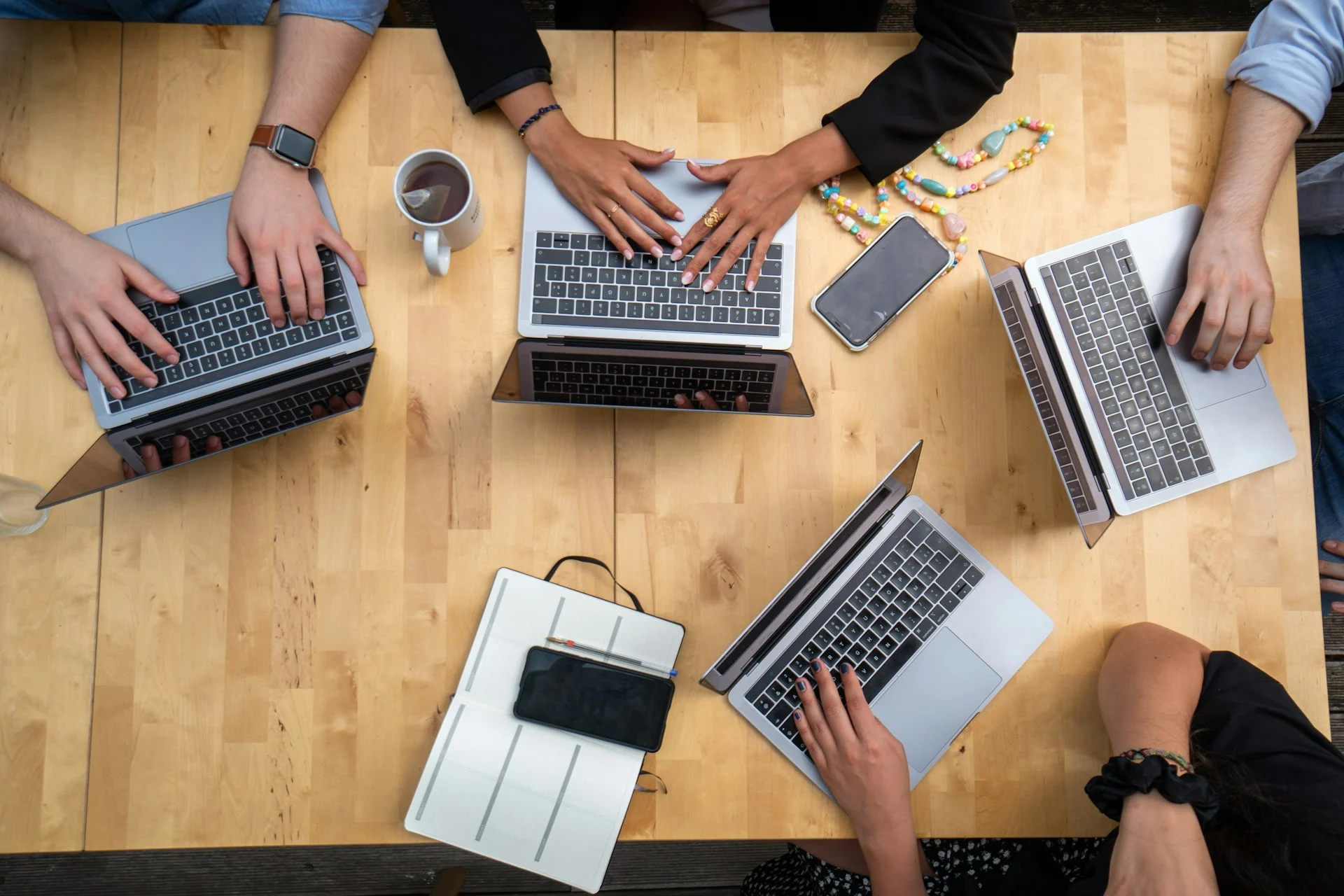 Espace de travail avec ordinateur portable et bureau