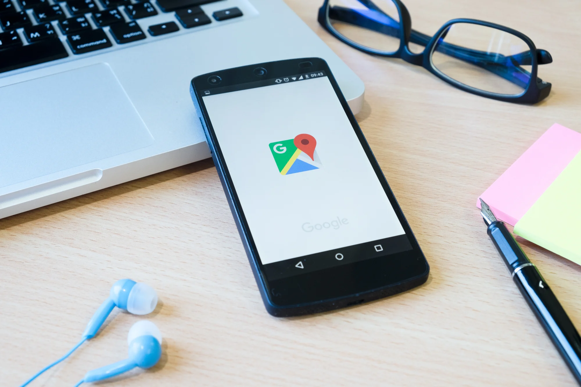 Apparaître sur Google pour une entreprise à Vichy Main utilisant un smartphone avec interface de navigation web